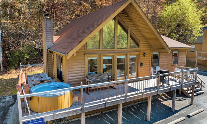 Byrdstown Cabin | Lakeside 3 bedroom chalet with hot tub!