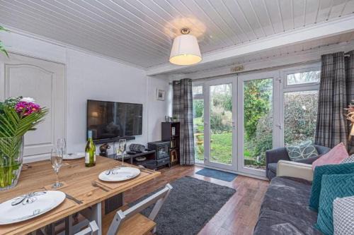 Bont Newydd Ski Chalet | Lakeside 77 at Glan Gwna holiday park