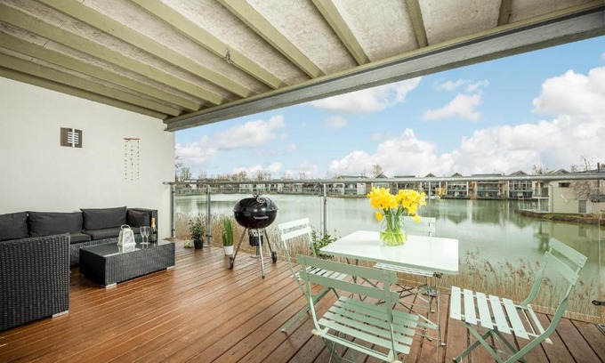 Cirencester Apartment | Lakeside apartment with spa access on a nature reserve Hazy Blue HM86