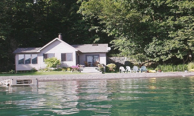 Skaneateles Cottage | Lakeside Bungalow 30 feet from the water n