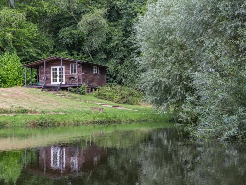 Honiton House | Lakeside Cabin