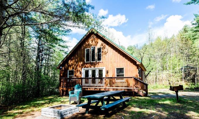 Caratunk Cabin | Lakeside cabin nestled along the shores of Wyman Lake