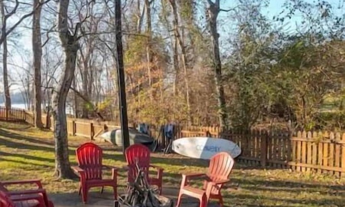 Gallatin House | Lakeside Cabin Retreat - Boating, Swimming