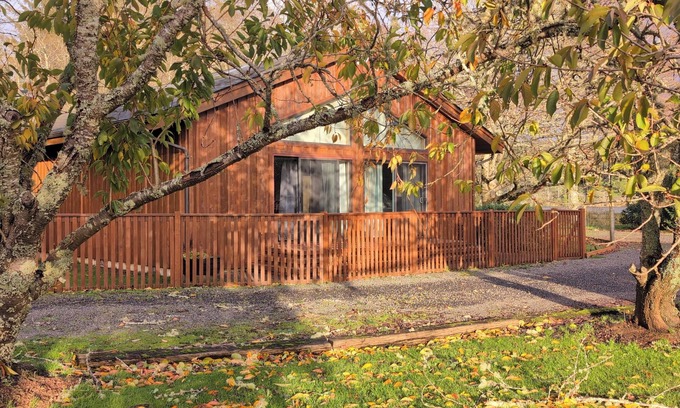 Long Beach Cottage | Lakeside Cottage -Coastal Retreat–30+ Day Stay; Creatives, Remote Workers & More