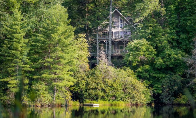 Sapphire House | Lakeside Cottage, on Whisper Lake with Gorgeous Lake & Mountain Views.