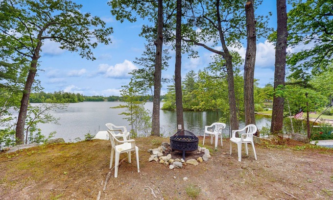 Ossipee House | Lakeside cottage with beautiful water-views and outdoor fire pit