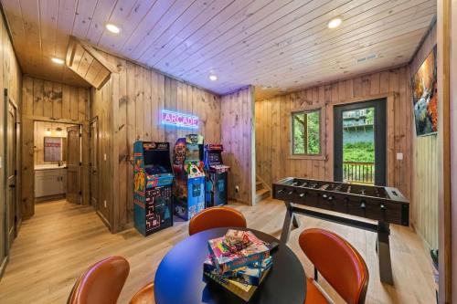 Sevierville House | Lakeside Country - Hot Tub Retreat with Lake Access