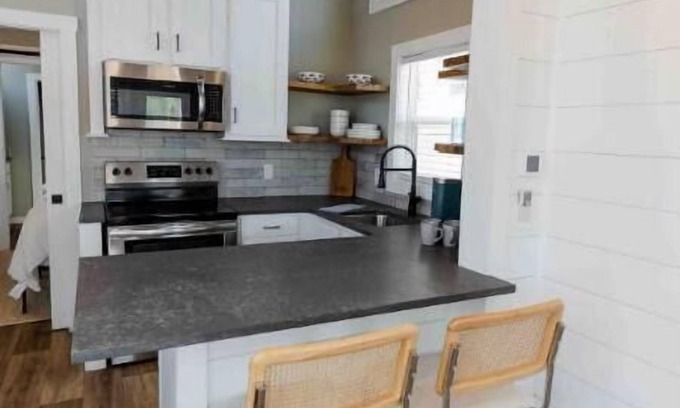 Lincoln Apartment | Lakeside Elegance: Cozy Tiny Home Retreat for Two #2
