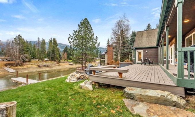 Sagle House | Lakeside Escape Waterfront w/Hot Tub + MTN Views!