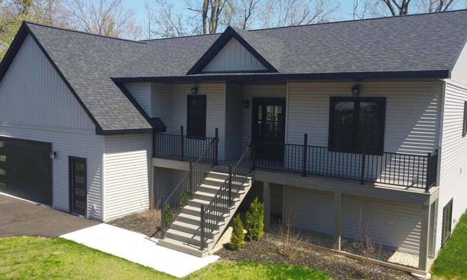Como House | LAKESIDE GEM ! ONE BLOCK FROM SHORELINE ! in fabulous Lake Geneva .