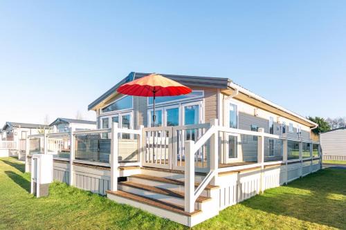 Allerthorpe Cabin | Lakeside Gem with Hot Tub