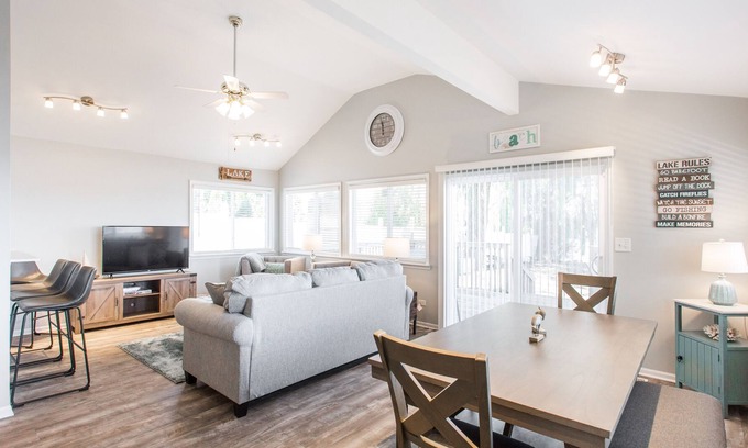 Fox Lake House | Lakeside Getaway ★ 2 King Beds ★ Chain O Lakes