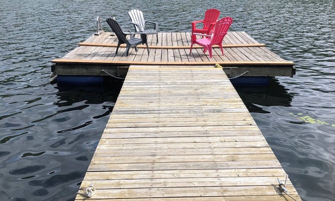 Val-des-Monts Cottage | Lakeside Getaway: Cozy Cottage with Pool Table, Spa & Steps from the Water!