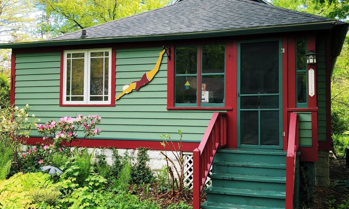Lakeside Cottage | Lakeside Grove Cottage - Perfect Lakeside Village/Beach Location