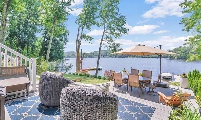 Holland House | Lakeside Haven: Tranquil Waters