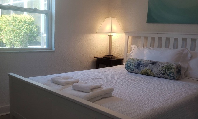 Mount Dora House | Lakeside Hideaway! 1 mile from Historic Downtown Mount Dora - (3 night maximum)