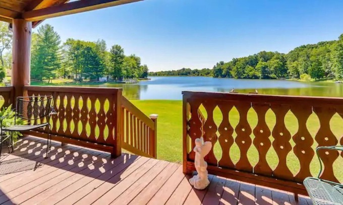 Stendal Cottage | Lakeside Home near Santa Claus & Holiday World