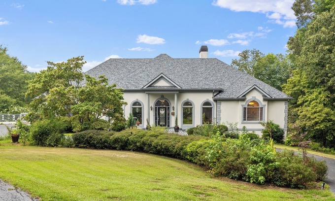 Sharpsburg House | Lakeside House, Family-Friendly Retreat