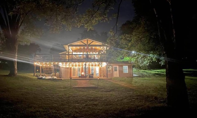 Gallatin Cottage | Lakeside:King Beds, Firepit, Kayaks & Fishing Gear