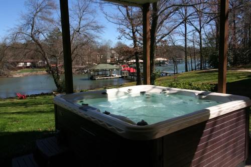 Sherrills Ford House | Lakeside Lodge by AvantStay Hot Tub Dock