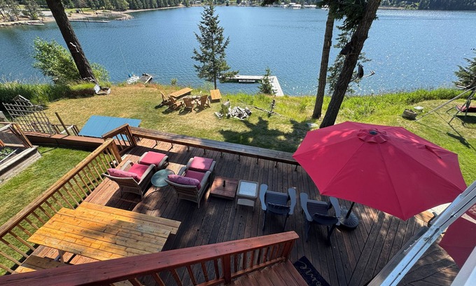 Sagle House | LAKESIDE LODGE. GARFIELD BAY WATERFRONT. TWO DECKS. DOCK. GREAT MOUNTAIN VIEWS.