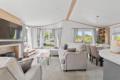 Earle House | Lakeside Lodge - North East Escapes