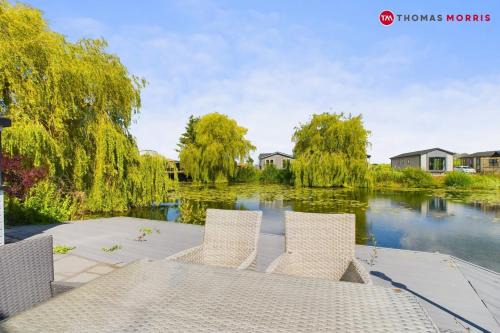 Huntingdon House | Lakeside Lodge Retreat with Views