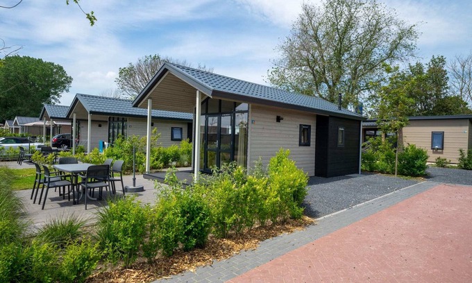 Bovenkarspel House | Lakeside lodge with garden