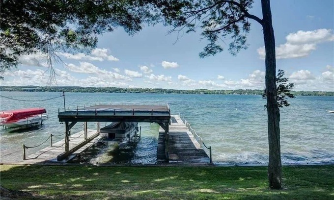 Skaneateles House | Lakeside Luxury Retreat- 5 Bedroom home with expansive Skaneateles lake frontage