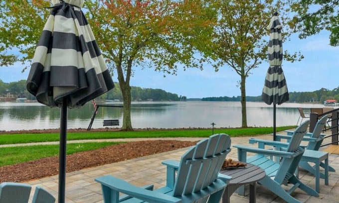 Troutman House | Lakeside Luxury Retreat on Lake Norman