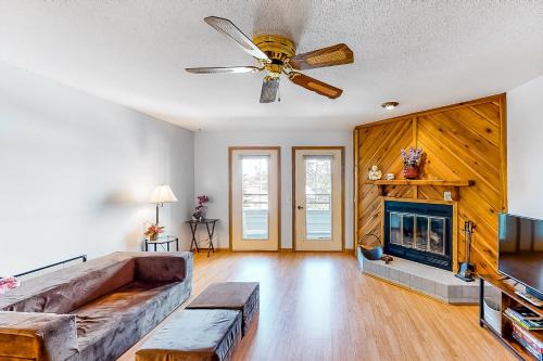 Lake Delton Apartment | Lakeside Luxury