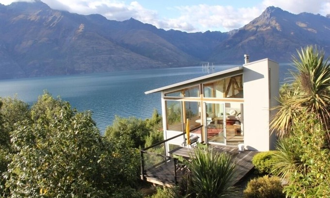 Closeburn Cottage | Lakeside Maisonette - absolute lakefront