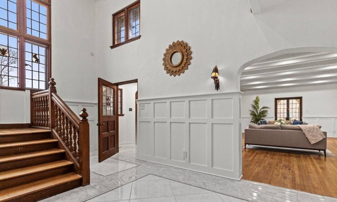 Shorewood House | Lakeside Mansion - Antique Room
