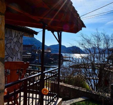 Karuc House | Lakeside oasis home Karuc