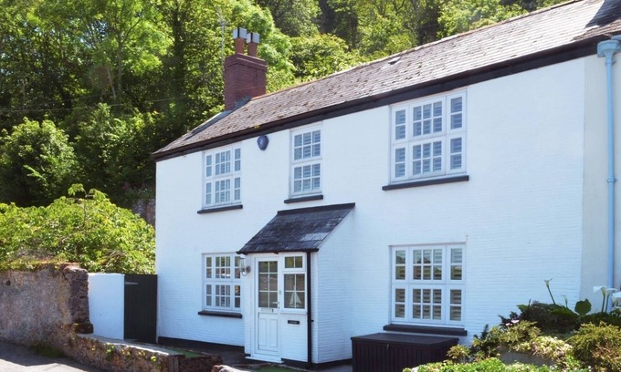 Torpoint Cottage | LAKESIDE, pet friendly, luxury holiday cottage in Millbrook