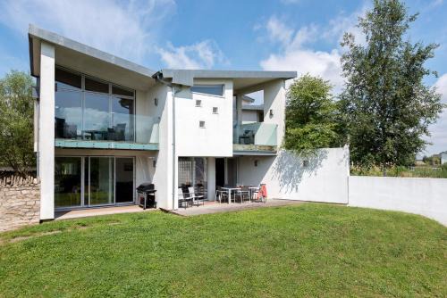 Cirencester House | Lakeside property with spa access on a nature reserve Reid Villa CW01