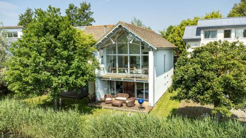Cirencester House | Lakeside property with spa access on a nature reserve Kingfisher Lodge CW80