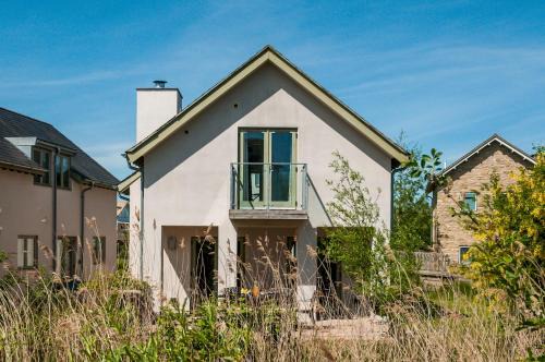 Cirencester House | Lakeside property with access into Spa on a nature reserve Bee Cottage HM75