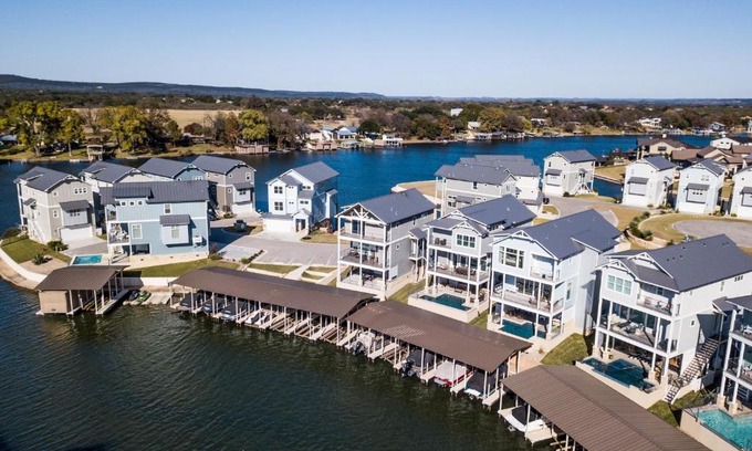 Kingsland House | Lakeside Property with Temperature Control Pool on Lake LBJ
