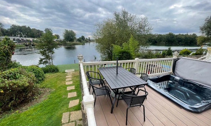 Tattershall House | Lakeside Retreat 3 with hot tub, private fishing peg situated at Tattershall Lakes Country Park