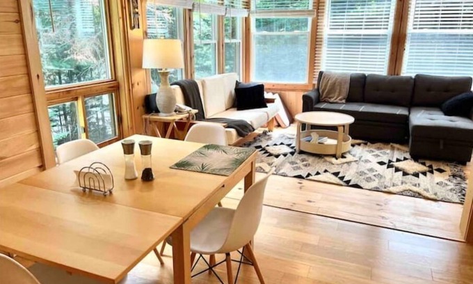 Dysart et al House | Lakeside Retreat: A Nature Lover’s Escape