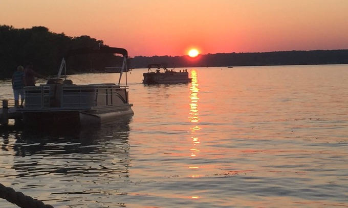 Pewaukee House | Lakeside Retreat - Newly Remodeled 3 Bdrm+ Loft House on Beautiful Pewaukee Lake