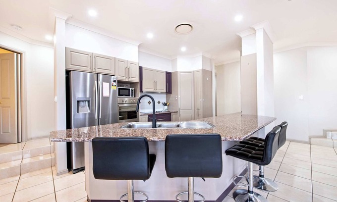 Dubbo House | Lakeside Retreat - Pool, Close to Zoo & Golf Club