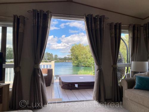 Tattershall Resort | Lakeside Retreat With Hot Tub & Fishing Peg at Tattershall Lakes Country Park