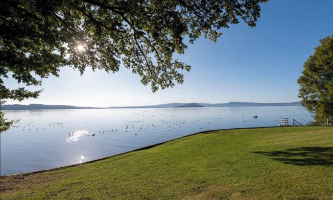 Ngongotaha Apartment | Lakeside &Tennis Court Paradise