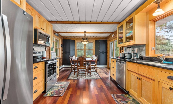 Deerwood House | Lakeside Tranquility in the heart of Lake Country