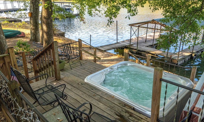 Mid America House | Lakeside Treasure w/Hot Tub, Canoe & Kayaks - Comfortably Sleeps 11
