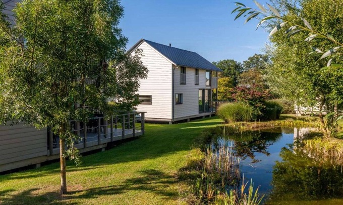 Froidchapelle Villa | Lakeside Villa with Sauna