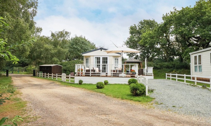 King's Lynn Cottage | LAKESIDE VIEW, with hot tub in King's Lynn
