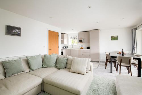 Cirencester Apartment | Lakeview apartment with a Spa on a nature reserve Wigeon HM110
